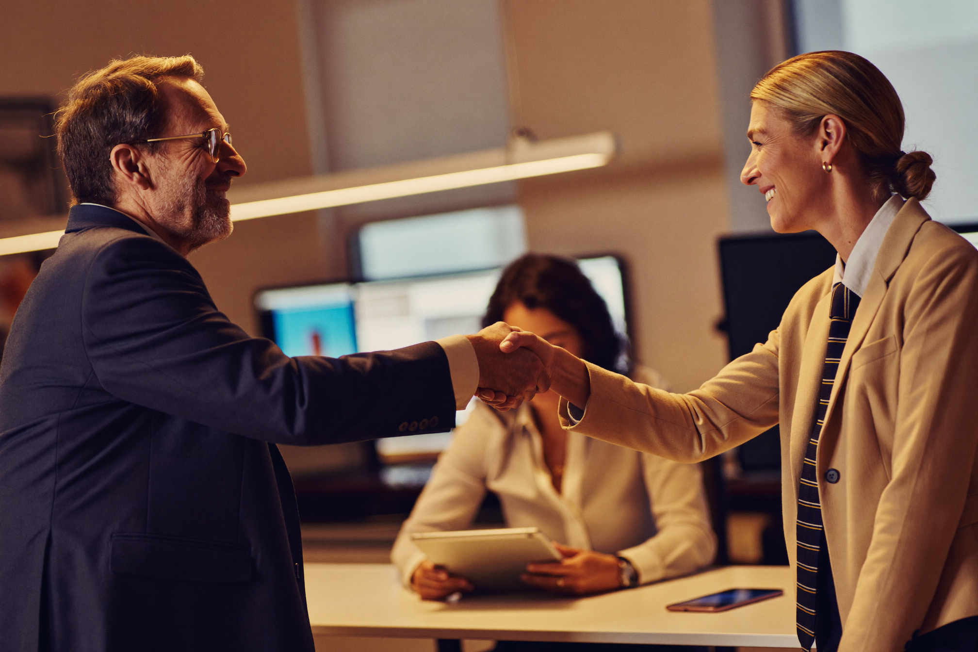 Handdruk tussen twee professionals — vertrouwen en samenwerking